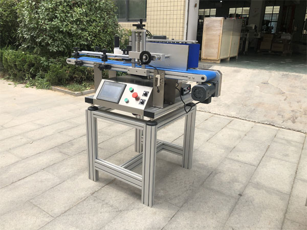 平麵貼標機-全自動雙側平麵貼標機設備實拍圖